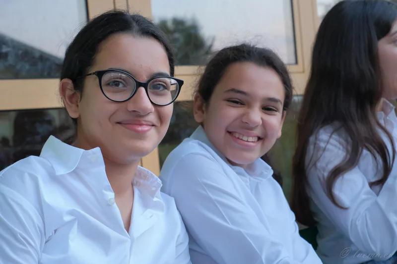 Due cantori sorridono all’aperto