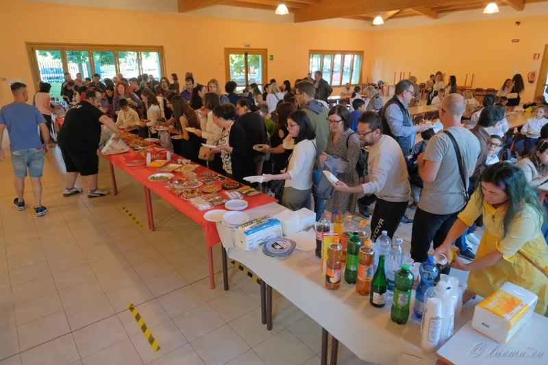 Panoramica del buffet con adulti e bambini insieme