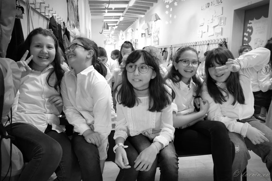 Un gruppo di bambine del coro prima del concerto, in bianco e nero