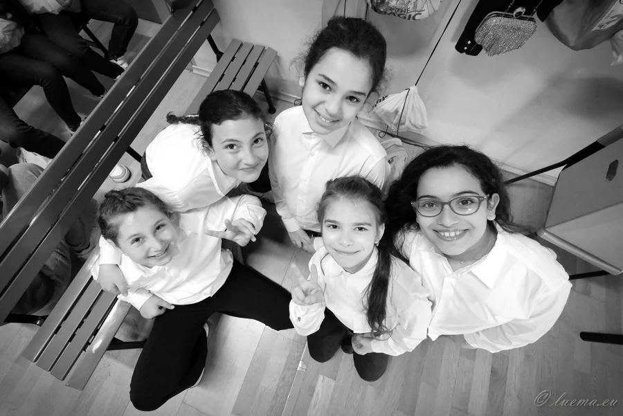 Cinque bambine del coro insieme prima del concerto