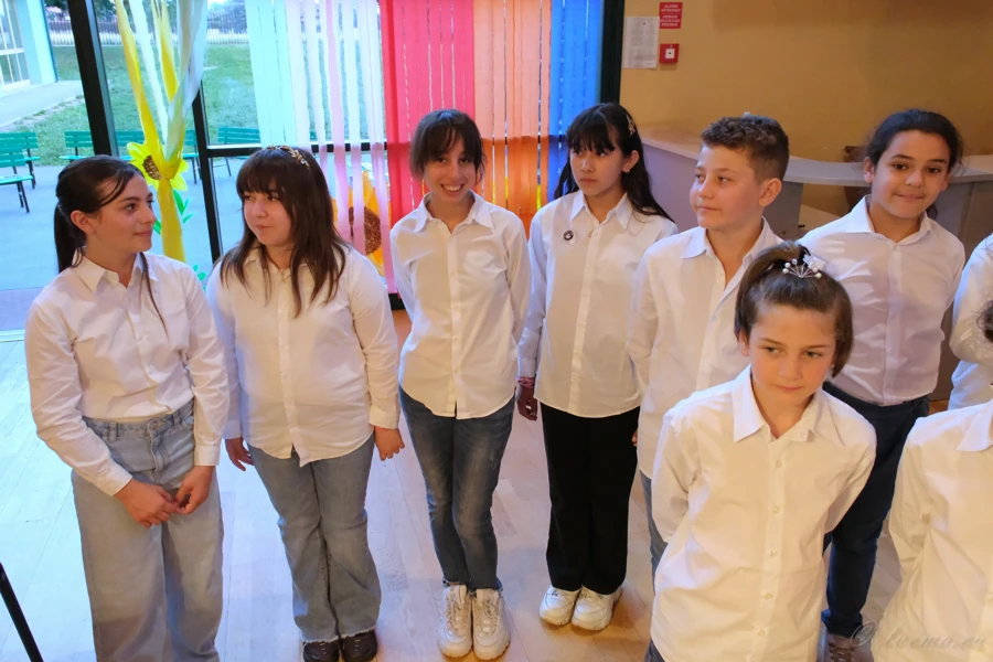 Un gruppo di bambini e ragazzi del coro fra le decorazioni colorate