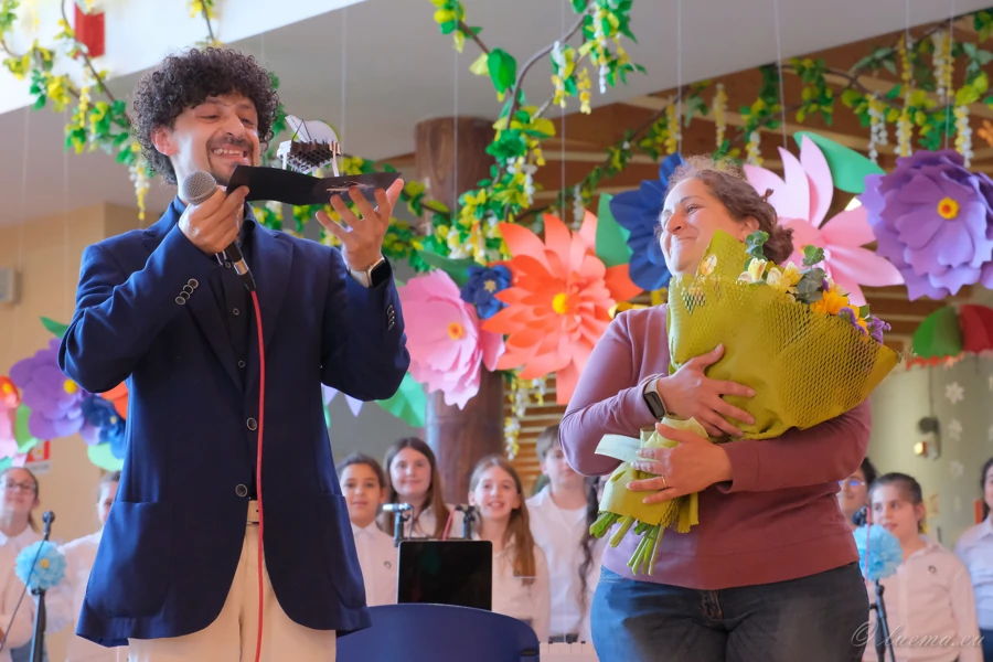 Il Maestro Davide nel momento del regalo, insieme al coro