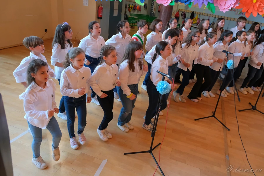 Il coro canta e si muove insieme durante il concerto